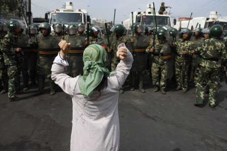 Cina, Xinjiang: la battaglia per l’energia tra centrali segrete e fiumi di petrolio