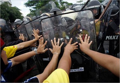 Thailandia, le proteste bloccano l’economia