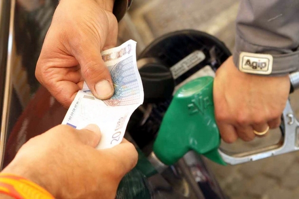 Prezzo benzina sale a 2 euro al litro