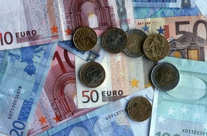Svalutare euro per uscire dalla crisi