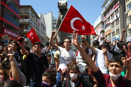 Lira turca a rischio sell-off dopo violenti scontri in Turchia