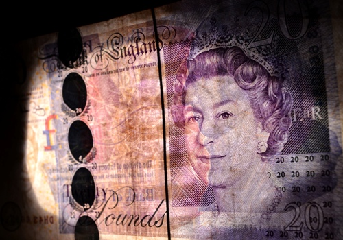 Sterlina in profondo rosso dopo tassi BOE