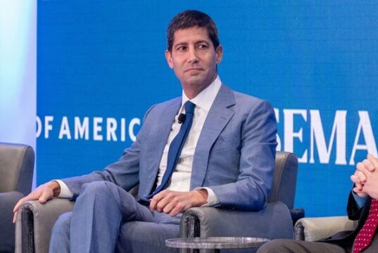 Fed, Kevin Warsh non abbassa i tassi